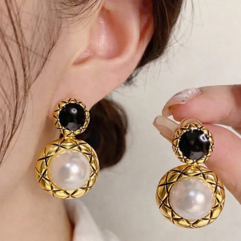 Black and Pearl Earings