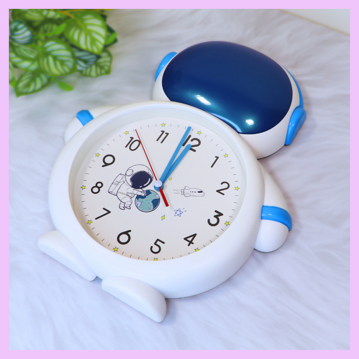Astronaut wall clock design