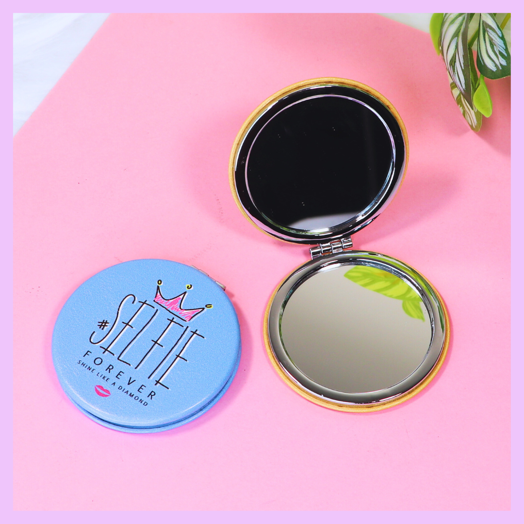 Round pocket mirror with Selfie blue design